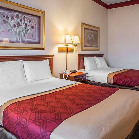 מריאנה Econo Lodge Inn & Suites מראה חיצוני תמונה