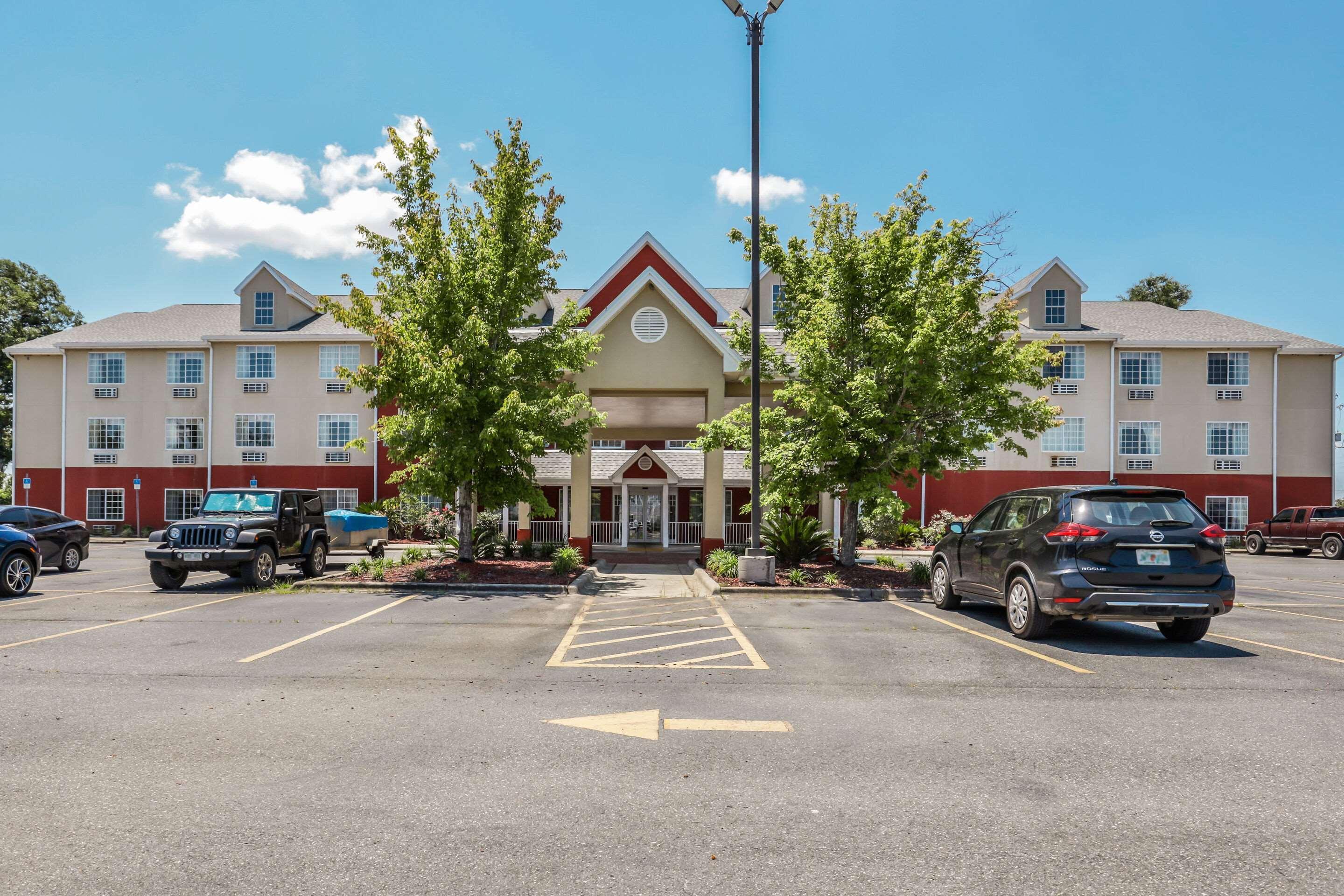 מריאנה Econo Lodge Inn & Suites מראה חיצוני תמונה
