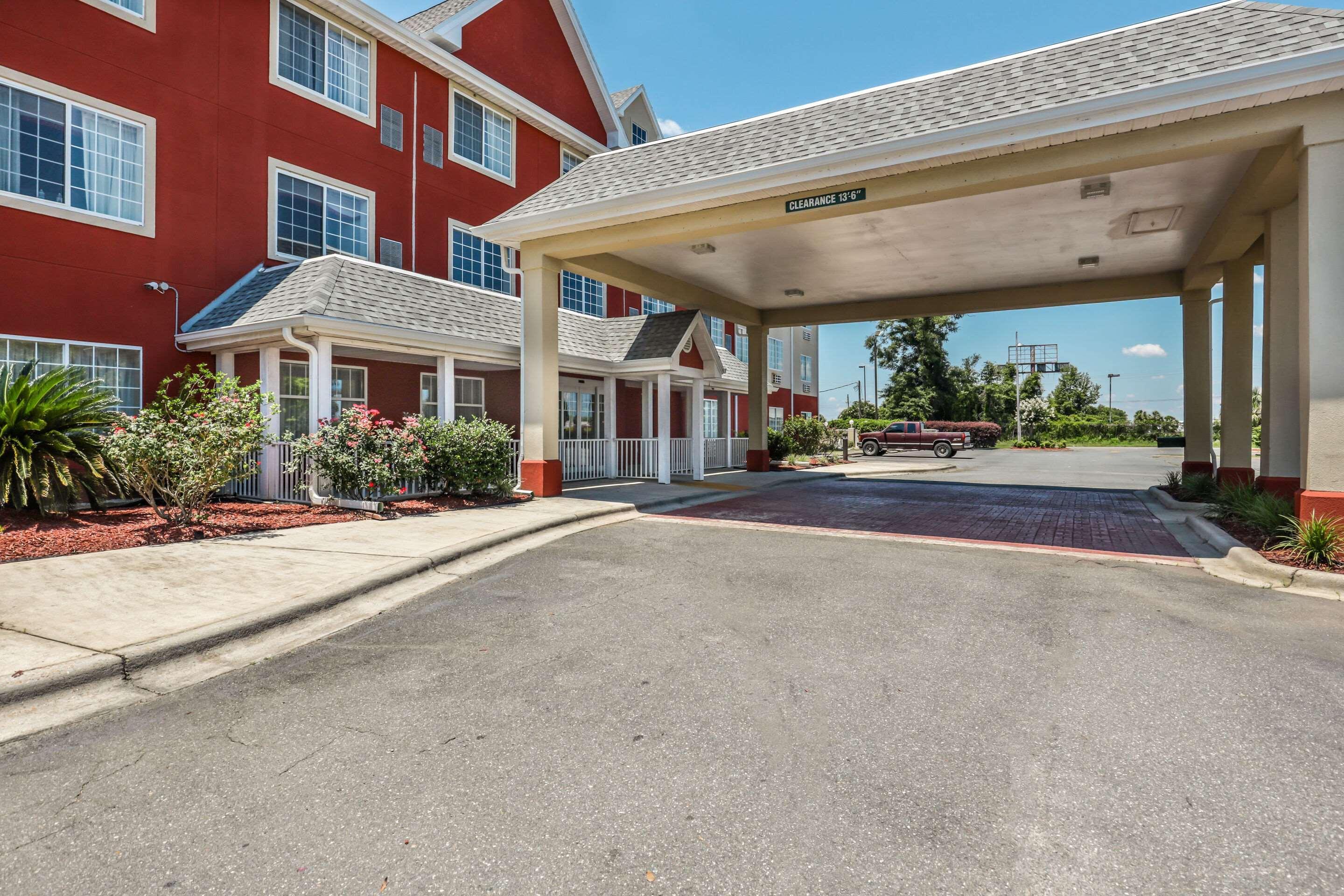 מריאנה Econo Lodge Inn & Suites מראה חיצוני תמונה