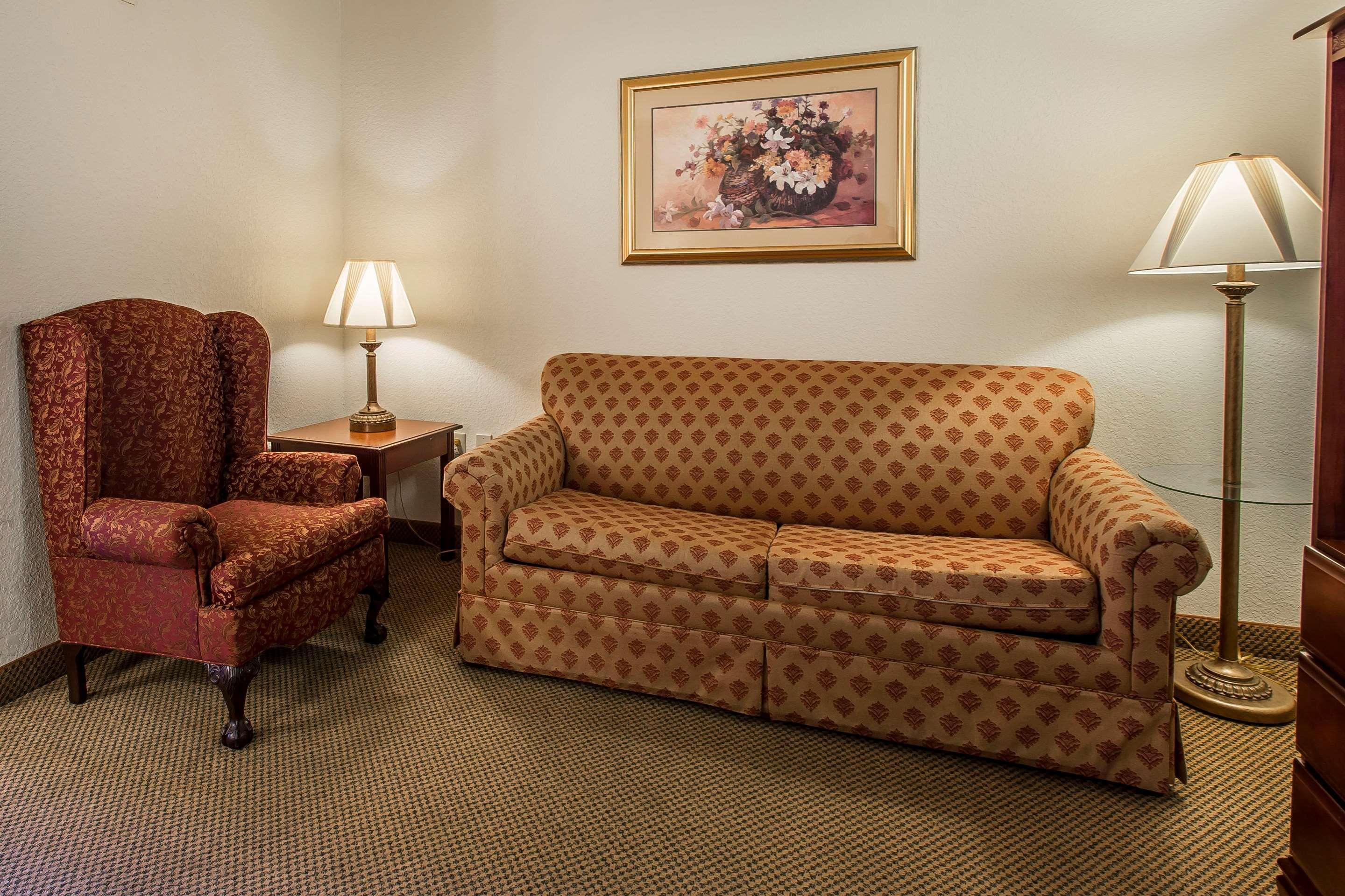 מריאנה Econo Lodge Inn & Suites מראה חיצוני תמונה