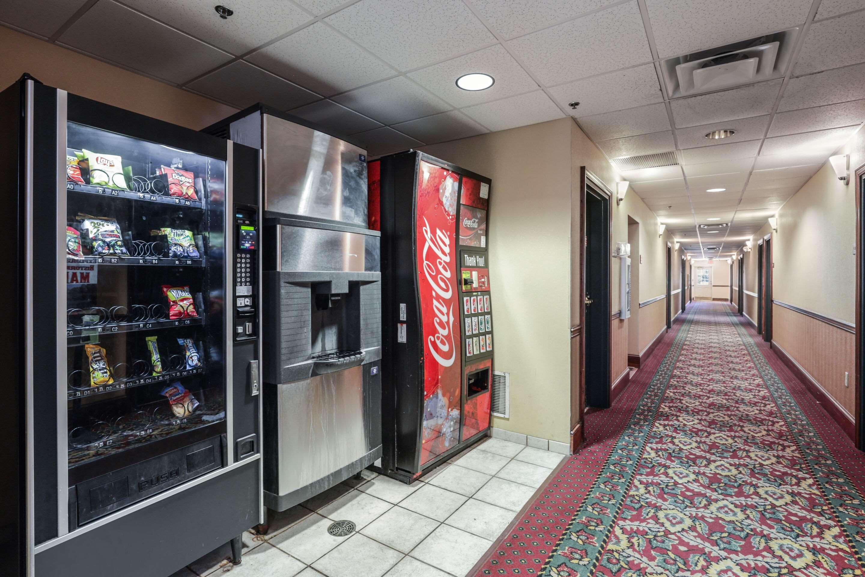 מריאנה Econo Lodge Inn & Suites מראה חיצוני תמונה