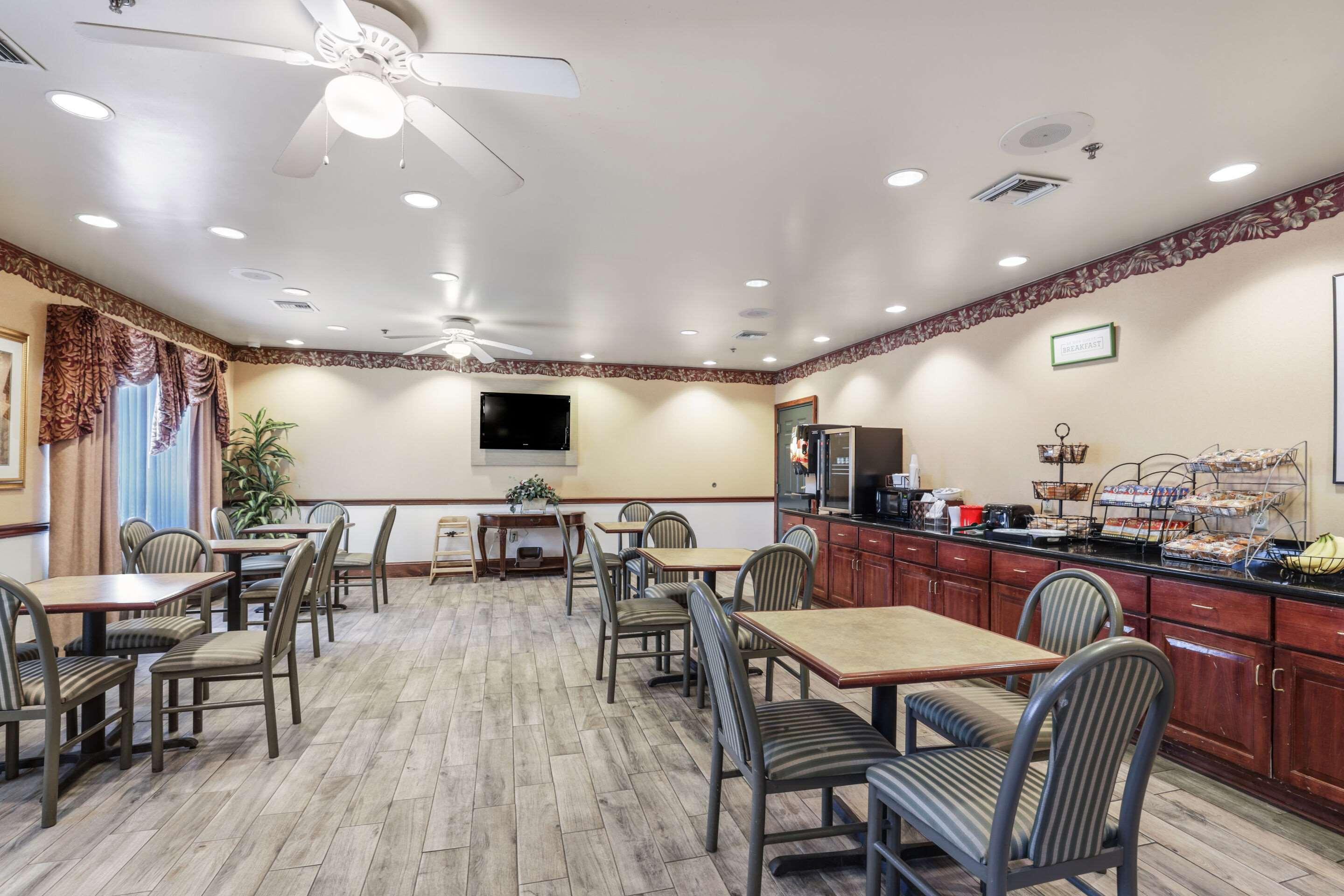 מריאנה Econo Lodge Inn & Suites מראה חיצוני תמונה