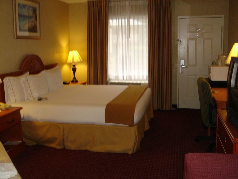 מריאנה Econo Lodge Inn & Suites חדר תמונה