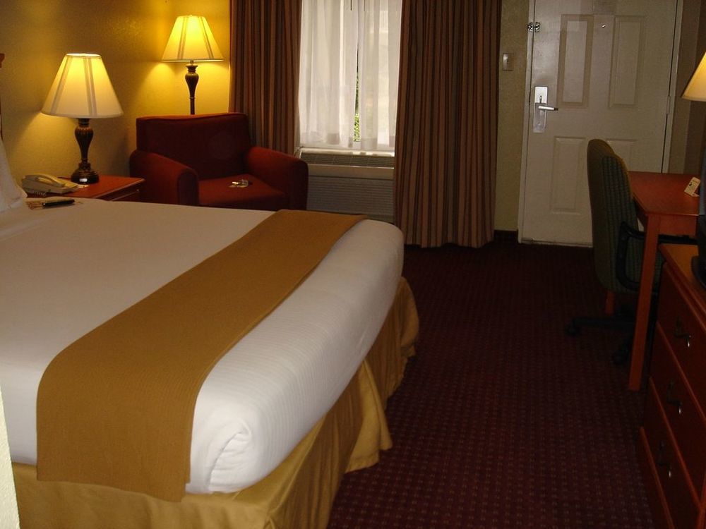 מריאנה Econo Lodge Inn & Suites חדר תמונה