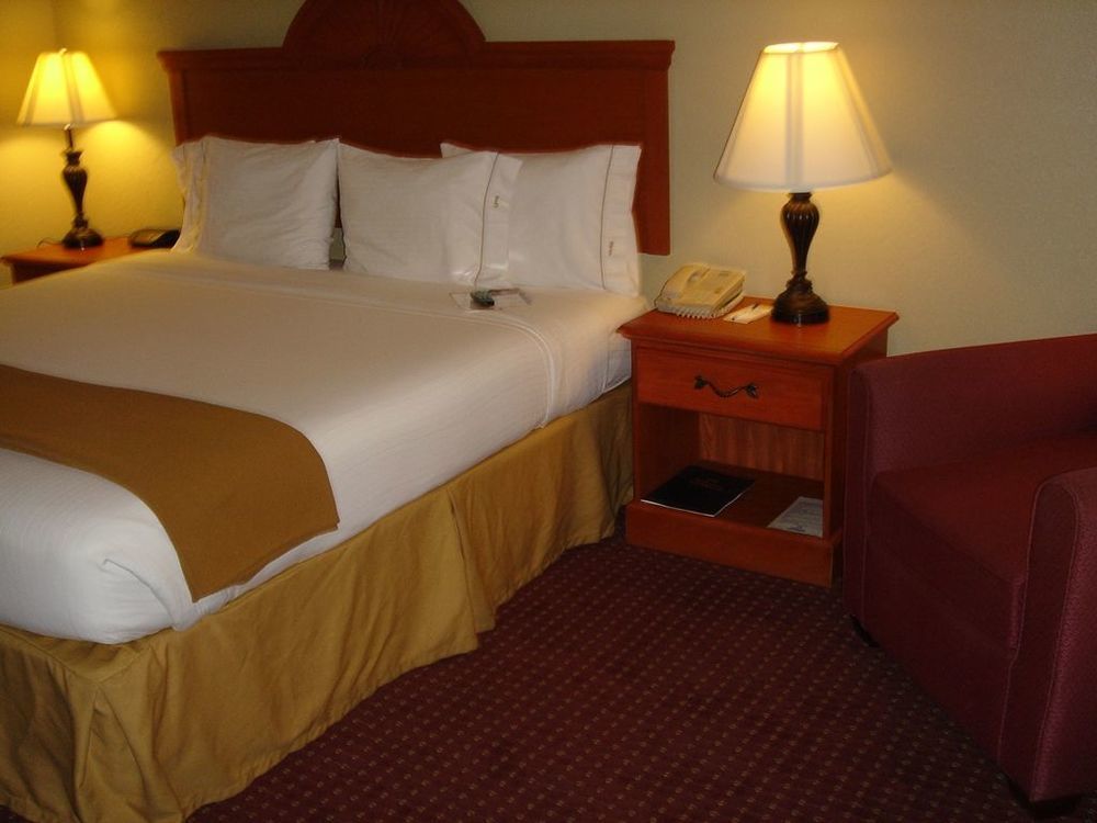 מריאנה Econo Lodge Inn & Suites חדר תמונה