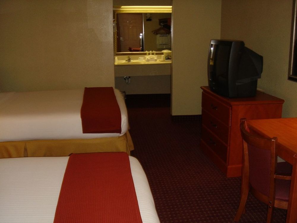 מריאנה Econo Lodge Inn & Suites חדר תמונה