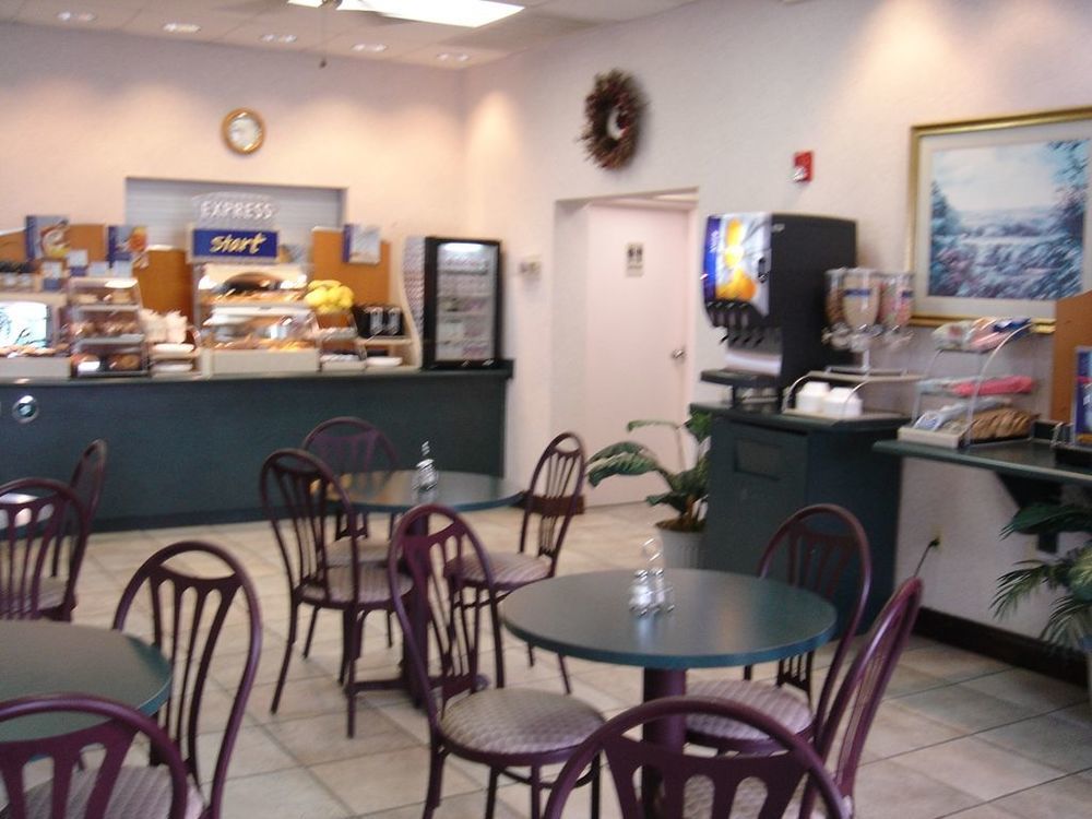 מריאנה Econo Lodge Inn & Suites מסעדה תמונה